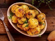Рецепта Обикновени печени пресни картофи с масло и мащерка на фурна